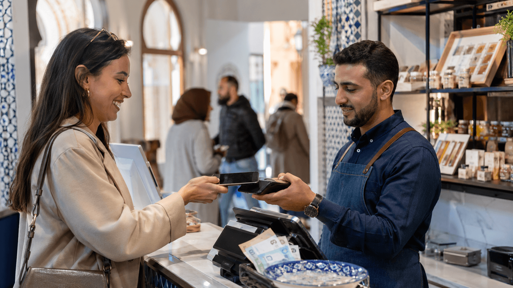 Paiement électronique dans un commerce de proximité au Maroc via smartphone SoftPOS et carte sans contact.